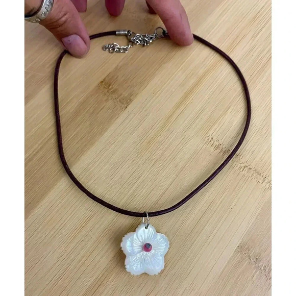 VTG Mother of Pearl Carved Flower Pendant Necklace Leather Rope 13" Choker - Picture 1 of 11